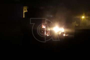 Última Hora: Incendio en un solar lleno de maderas próximo a la plaza de Punto Fielato (Telde)/Inma Perera.